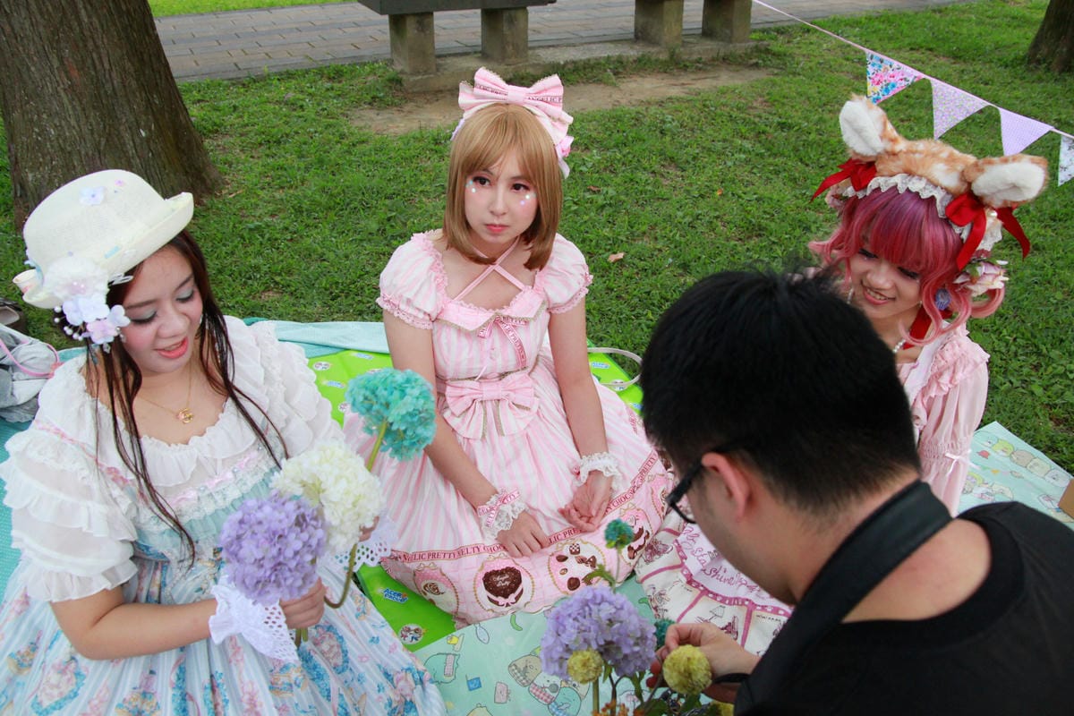 花見。湖畔野餐聚 花見。湖畔野餐聚