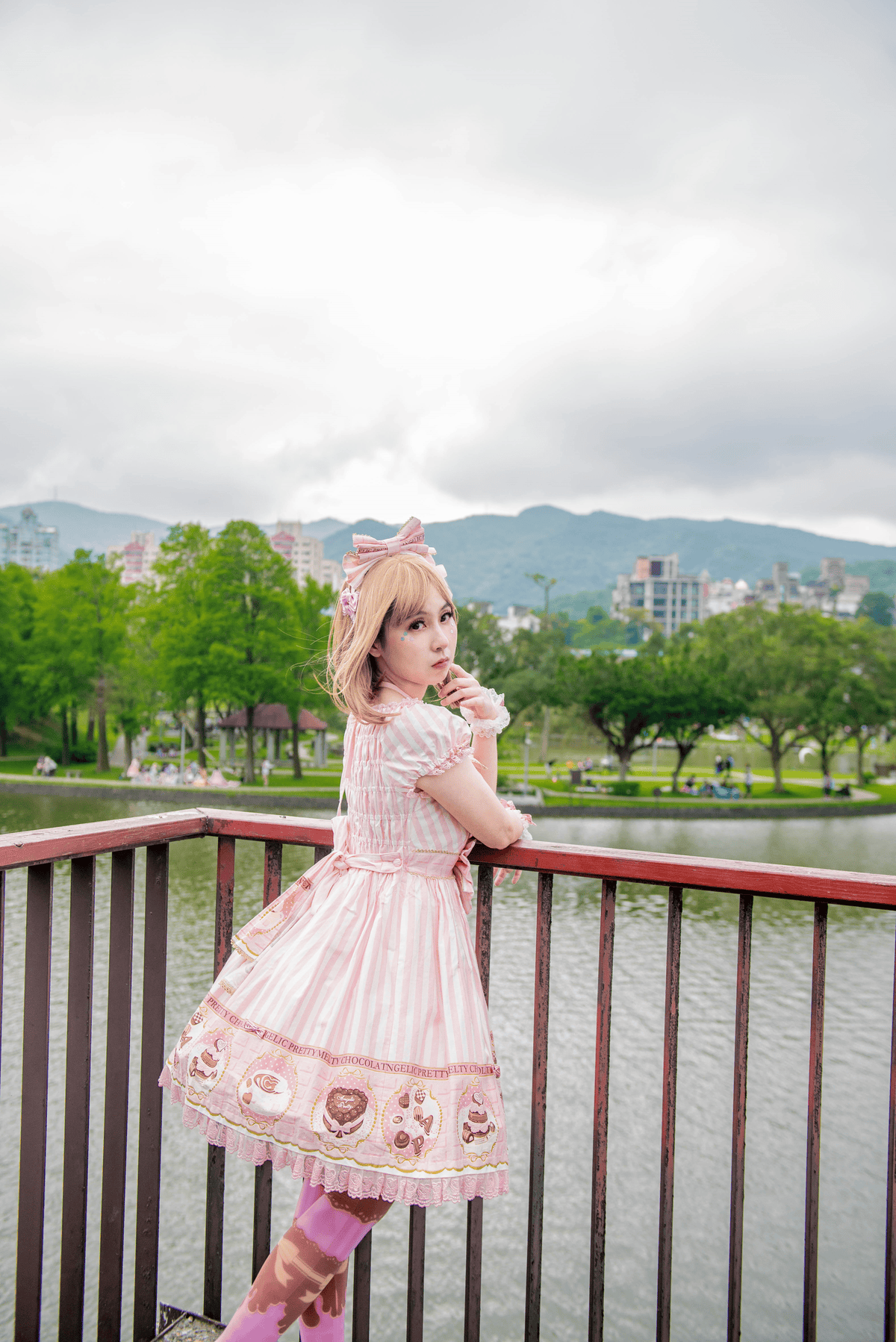 花見。湖畔野餐聚 花見。湖畔野餐聚