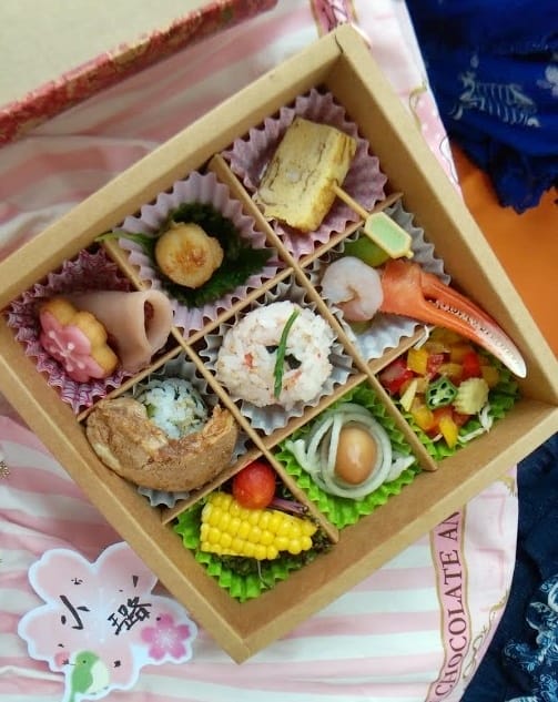 花見。湖畔野餐聚 花見。湖畔野餐聚