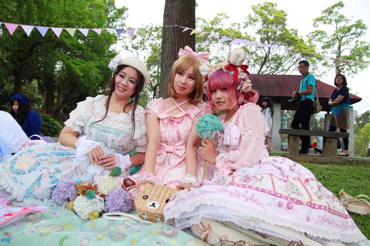 花見。湖畔野餐聚 花見。湖畔野餐聚