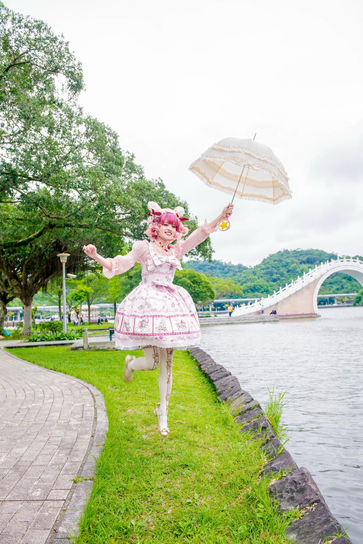 花見。湖畔野餐聚 花見。湖畔野餐聚