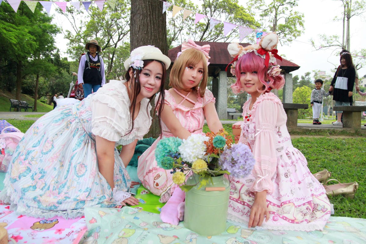 花見。湖畔野餐聚 花見。湖畔野餐聚