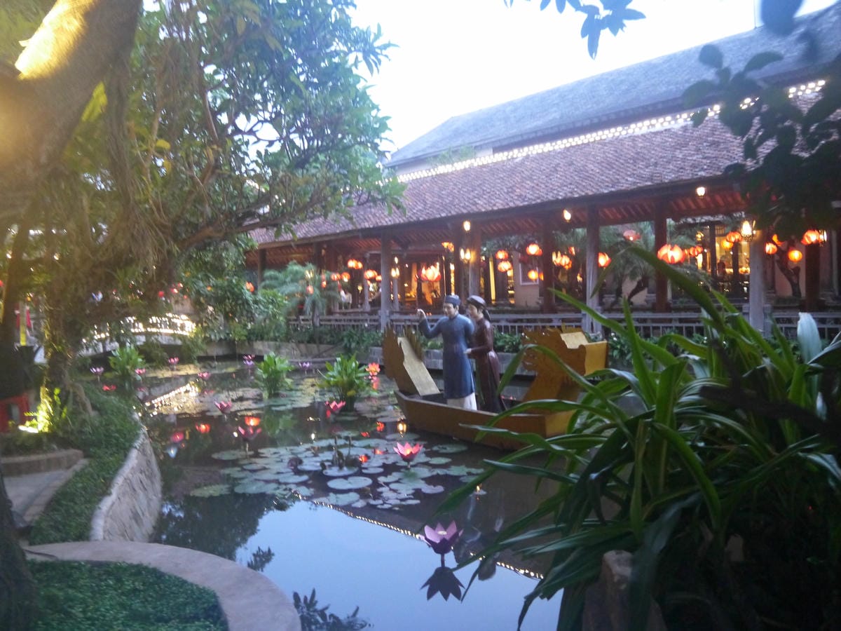 Khu Ẩm Thực Sen Tây Hồ