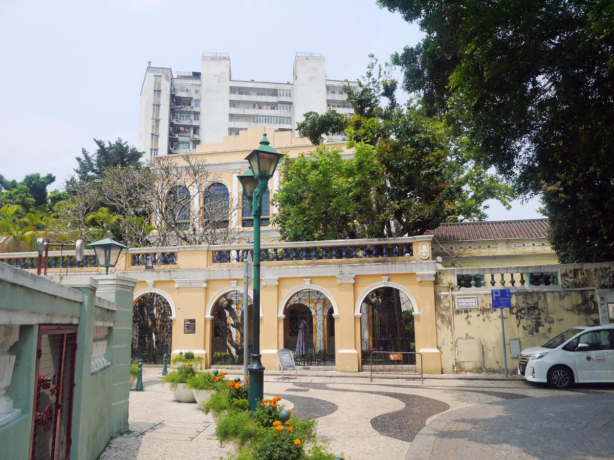 崗頂前地 崗頂前地
