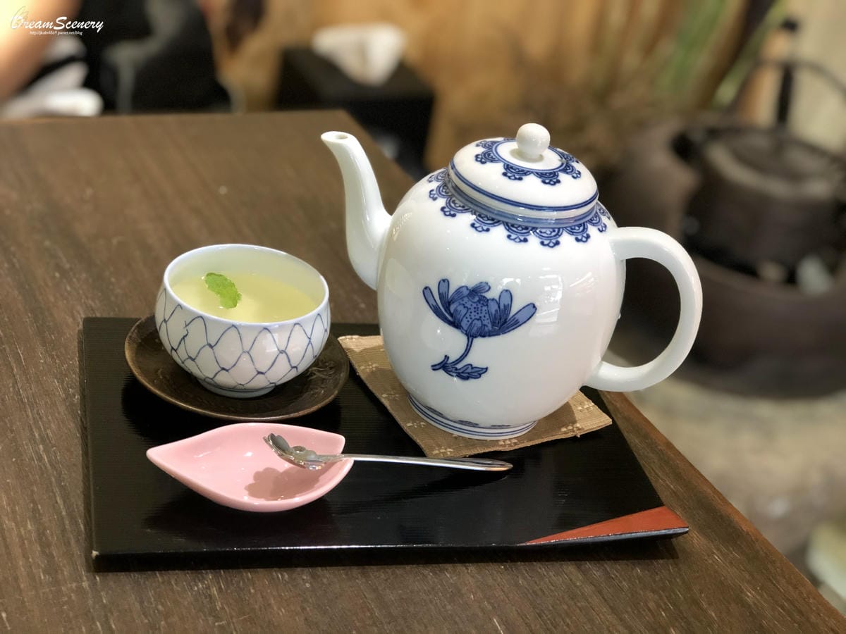 三日月茶空間 (和菓子) 三日月茶空間 (和菓子)