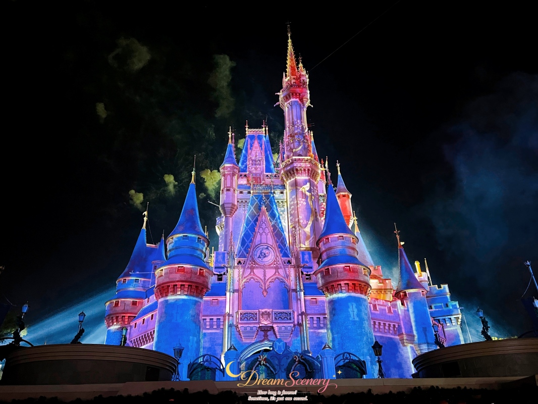 【美國 Florida】2024 Magic Kingdom表演|Minnie’s Wonderful Christmastime Fireworks - 第2張圖 【美國 Florida】2024 Magic Kingdom表演|Minnie’s Wonderful Christmastime Fireworks