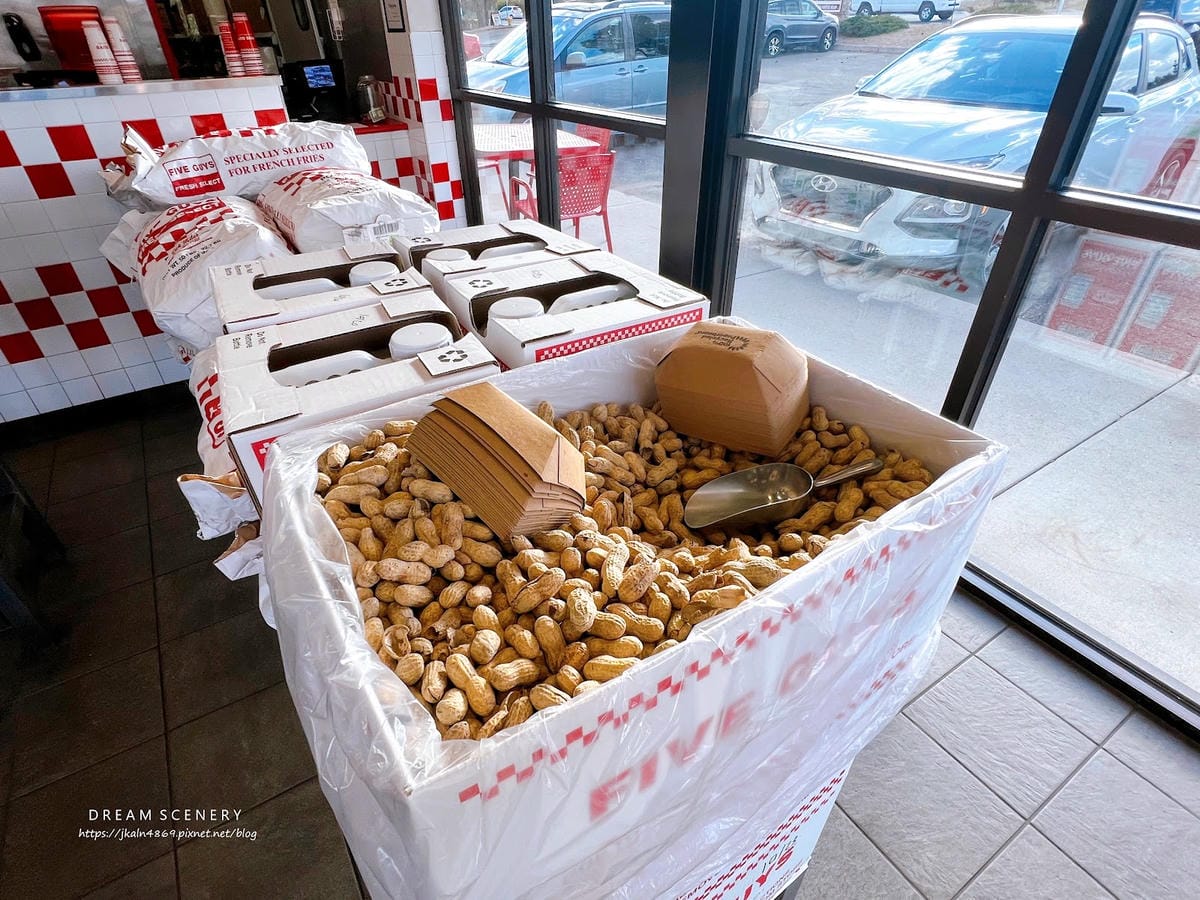 【美國-Arizona】美國必吃速食│邊剝花生邊等餐!最道地的美味 │Five Guys - 第2張圖 【美國-Arizona】美國必吃速食│邊剝花生邊等餐!最道地的美味 │Five Guys