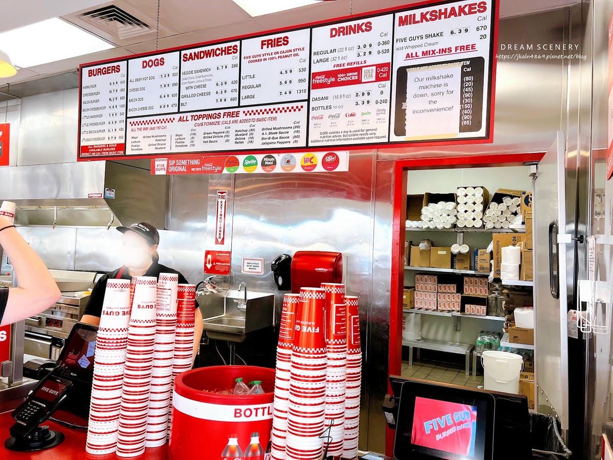【美國-Arizona】美國必吃速食│邊剝花生邊等餐!最道地的美味 │Five Guys - 第3張圖 【美國-Arizona】美國必吃速食│邊剝花生邊等餐!最道地的美味 │Five Guys