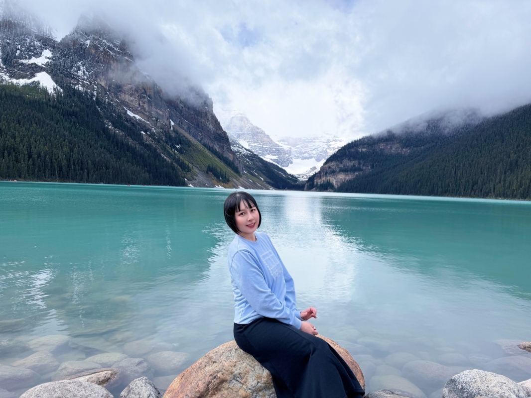 【加拿大-Banff】Fairmont Chateau Lake Louise湖畔散步｜在雪山與湖景之間享受片刻寧靜