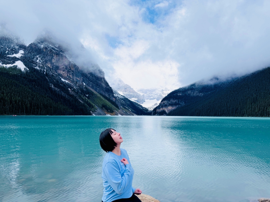 【加拿大-Banff】Fairmont Chateau Lake Louise湖畔散步｜在雪山與湖景之間享受片刻寧靜
