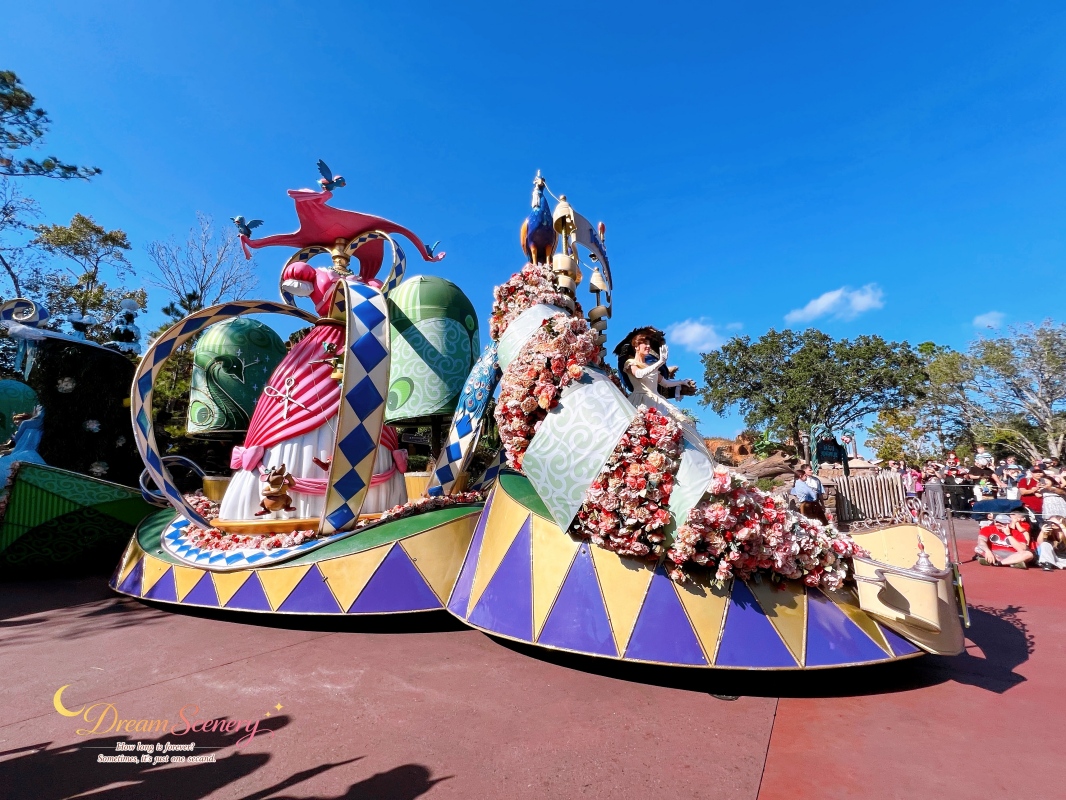 【美國 Florida】2024 Magic Kingdom表演|Mickey’s Once Upon a Christmastime Parade - 第2張圖 【美國 Florida】2024 Magic Kingdom表演|Mickey’s Once Upon a Christmastime Parade
