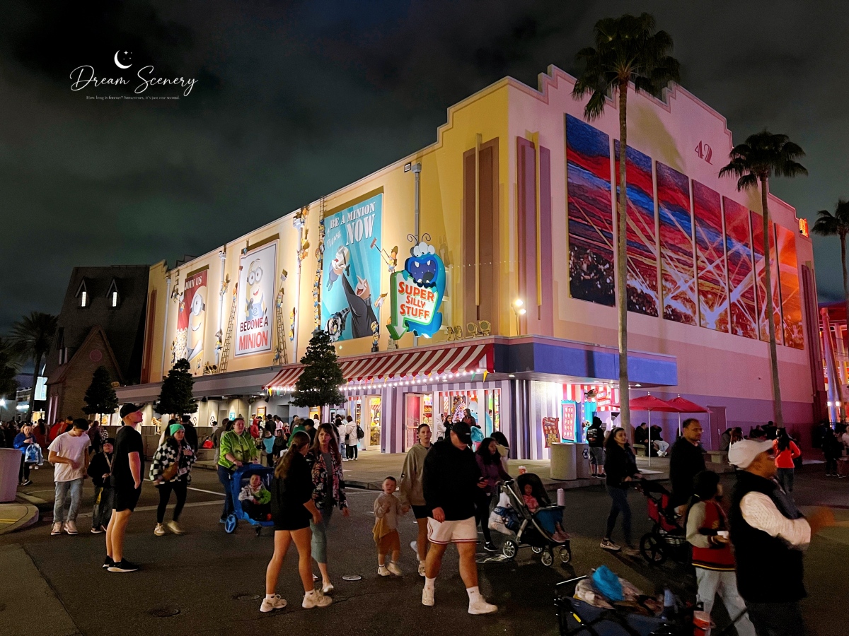 【美國 Florida】Illumination’s Minion Land 小小兵樂園|MINION CAFE 必吃香蕉甜點、超萌街景一次收藏 - 第2張圖 【美國 Florida】Illumination’s Minion Land 小小兵樂園|MINION CAFE 必吃香蕉甜點、超萌街景一次收藏