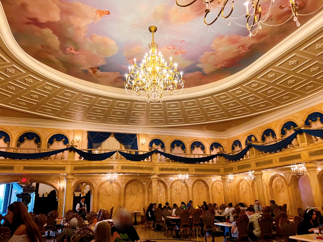 【美國 Florida】2024 Magic Kingdom 攻略|走進迪士尼最經典的夢想國度!Top10必玩設施、聖誕派對、公主見面會與必買周邊整理 - 第96張圖 【美國 Florida】2024 Be Our Guest Restaurant|走進美女與野獸城堡用餐