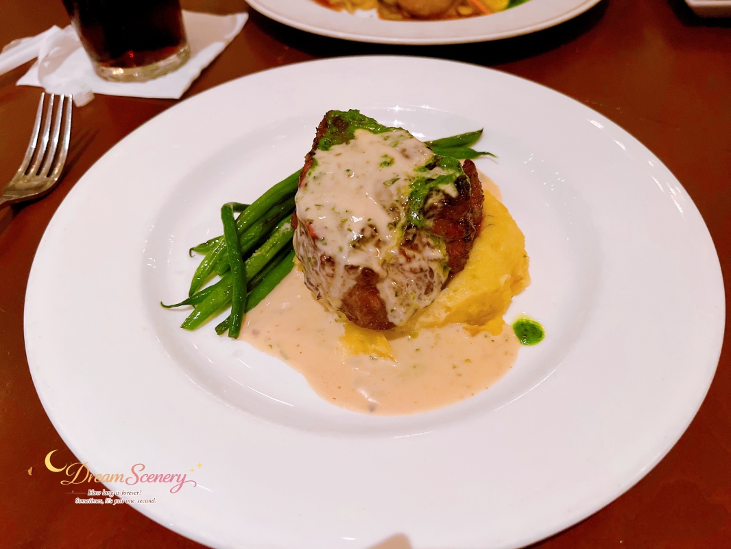 【美國 Florida】2024 Be Our Guest Restaurant|走進美女與野獸城堡用餐!訂位、菜單推薦與野獸見面體驗 - 第37張圖 【美國 Florida】2024 Be Our Guest Restaurant|走進美女與野獸城堡用餐!訂位、菜單推薦與野獸見面體驗