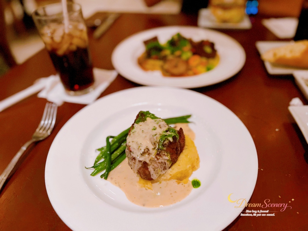 【美國 Florida】2024 Be Our Guest Restaurant|走進美女與野獸城堡用餐!訂位、菜單推薦與野獸見面體驗 - 第38張圖 【美國 Florida】2024 Be Our Guest Restaurant|走進美女與野獸城堡用餐!訂位、菜單推薦與野獸見面體驗