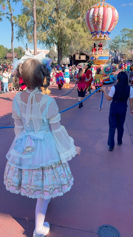 【美國 Florida】2024 Magic Kingdom表演|Mickey’s Once Upon a Christmastime Parade - 第24張圖 【美國 Florida】2024 Magic Kingdom表演|Mickey’s Once Upon a Christmastime Parade