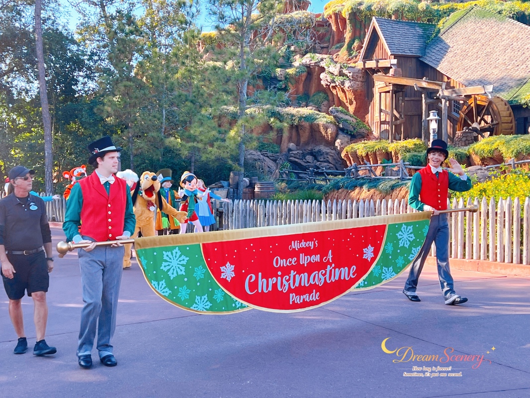【美國 Florida】2024 Magic Kingdom表演|Mickey’s Once Upon a Christmastime Parade - 第22張圖 【美國 Florida】2024 Magic Kingdom表演|Mickey’s Once Upon a Christmastime Parade