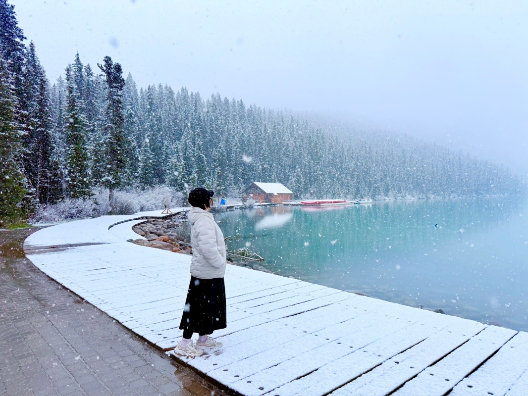 【加拿大-Banff】Fairmont Chateau Lake Louise湖畔散步｜在雪山與湖景之間享受片刻寧靜