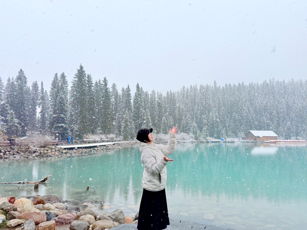 【加拿大-Banff】Fairmont Chateau Lake Louise湖畔散步｜在雪山與湖景之間享受片刻寧靜