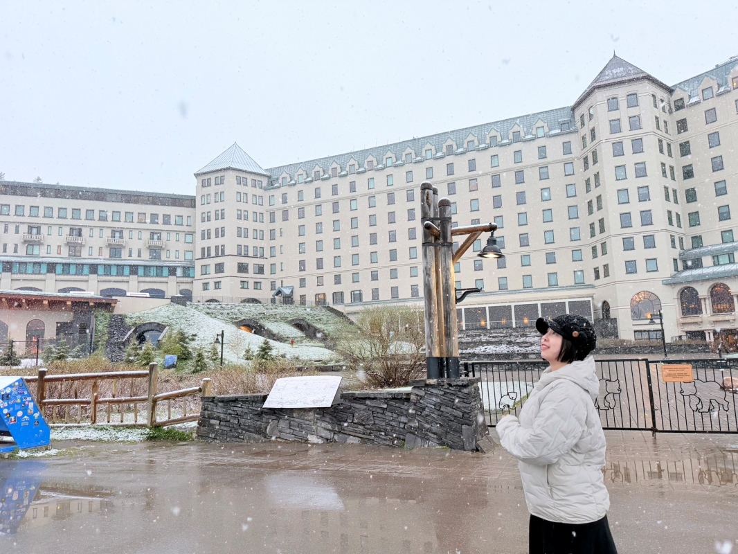 【加拿大-Banff】Fairmont Chateau Lake Louise湖畔散步｜在雪山與湖景之間享受片刻寧靜