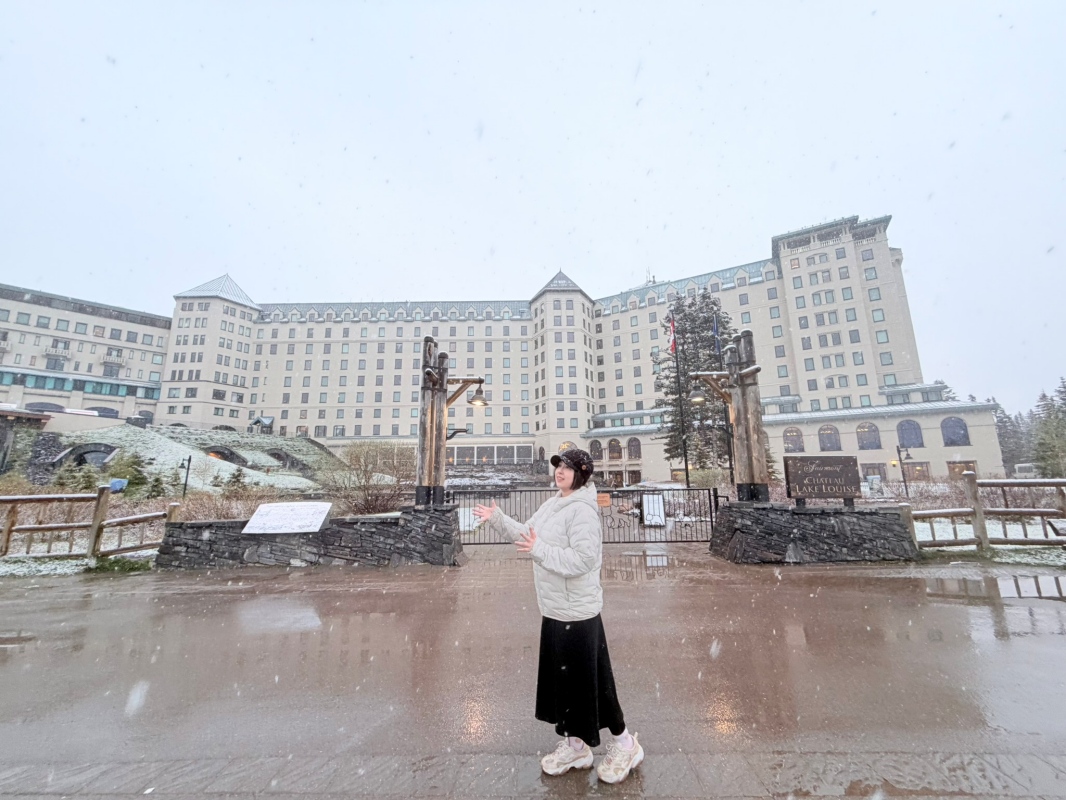 【加拿大-Banff】Fairmont Chateau Lake Louise湖畔散步｜在雪山與湖景之間享受片刻寧靜