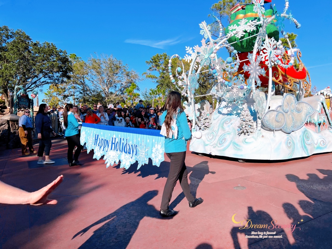 【美國 Florida】2024 Magic Kingdom表演|Mickey’s Once Upon a Christmastime Parade - 第56張圖 【美國 Florida】2024 Magic Kingdom表演|Mickey’s Once Upon a Christmastime Parade