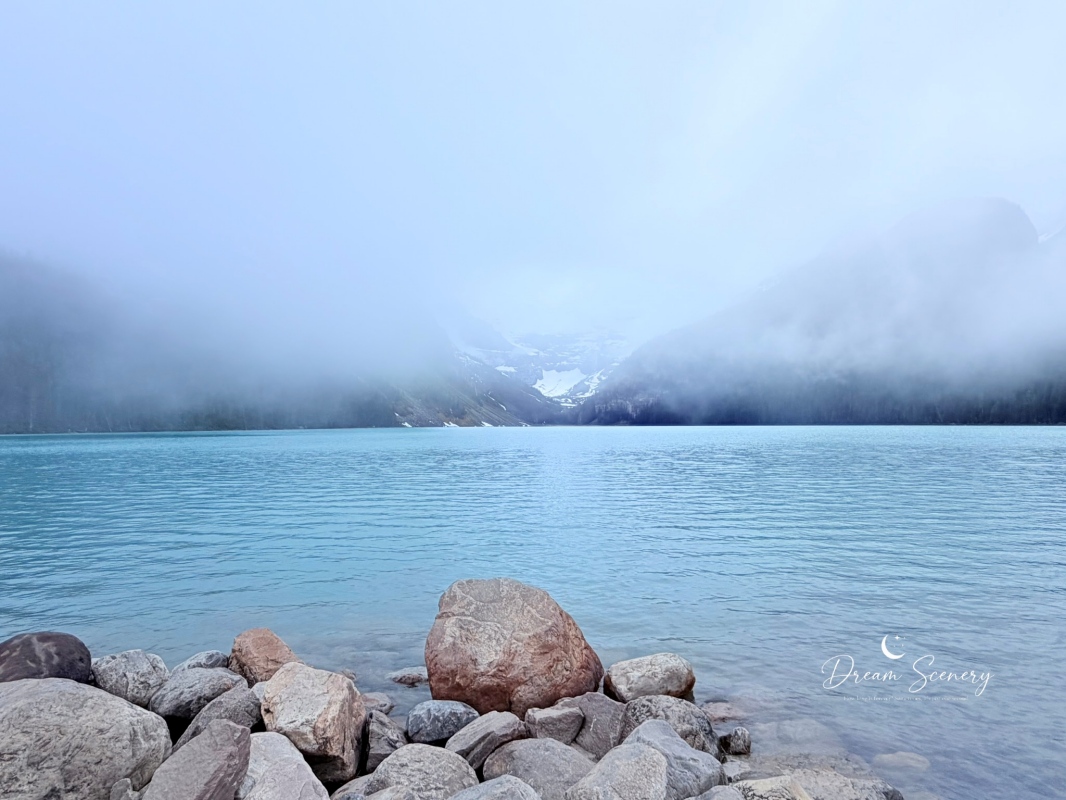 【加拿大-Banff】Fairmont Chateau Lake Louise湖畔散步｜在雪山與湖景之間享受片刻寧靜