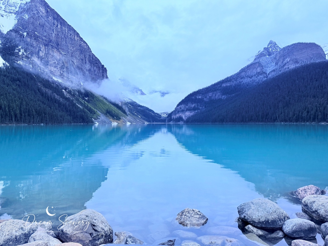 【加拿大-Banff】Fairmont Chateau Lake Louise湖畔散步｜在雪山與湖景之間享受片刻寧靜