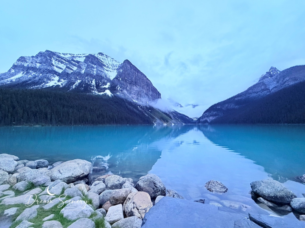 【加拿大-Banff】Fairmont Chateau Lake Louise湖畔散步｜在雪山與湖景之間享受片刻寧靜