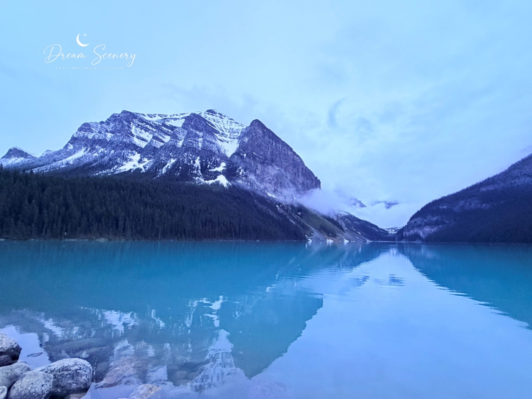 【加拿大-Banff】Fairmont Chateau Lake Louise湖畔散步｜在雪山與湖景之間享受片刻寧靜