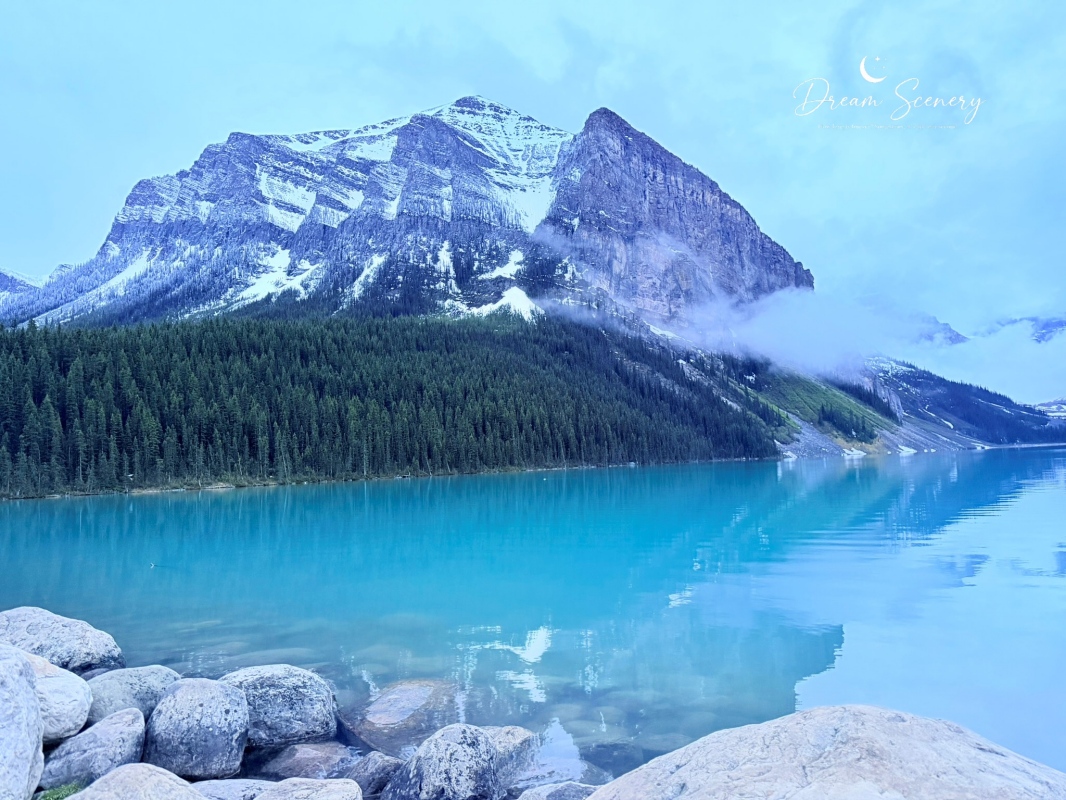 【加拿大-Banff】Fairmont Chateau Lake Louise湖畔散步｜在雪山與湖景之間享受片刻寧靜
