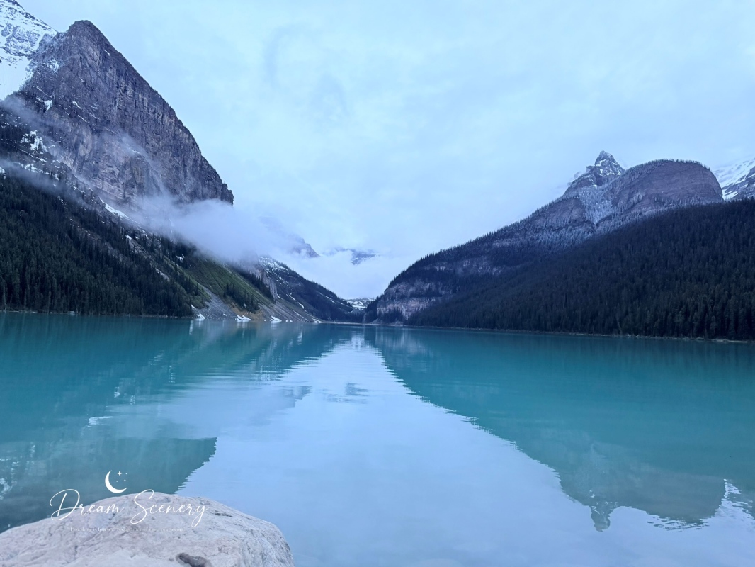 【加拿大-Banff】Fairmont Chateau Lake Louise湖畔散步｜在雪山與湖景之間享受片刻寧靜