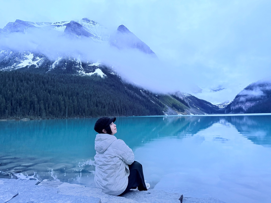 【加拿大-Banff】Fairmont Chateau Lake Louise湖畔散步｜在雪山與湖景之間享受片刻寧靜