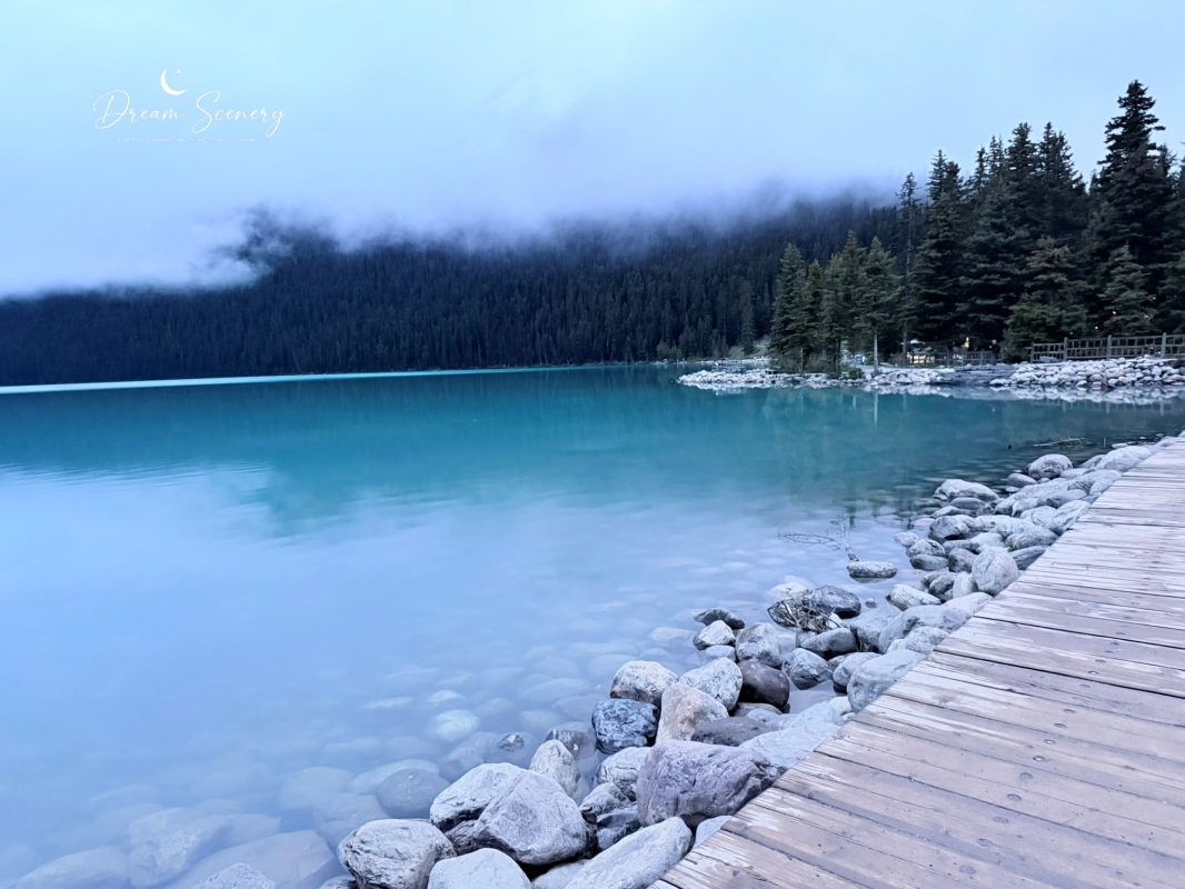 【加拿大-Banff】Fairmont Chateau Lake Louise湖畔散步｜在雪山與湖景之間享受片刻寧靜