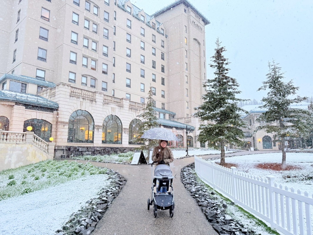 【加拿大-Banff】Fairmont Chateau Lake Louise湖畔散步｜在雪山與湖景之間享受片刻寧靜
