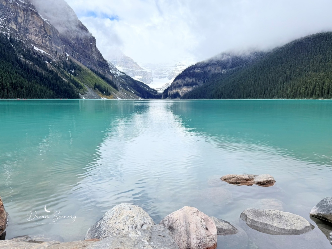 【加拿大-Banff】Fairmont Chateau Lake Louise湖畔散步｜在雪山與湖景之間享受片刻寧靜
