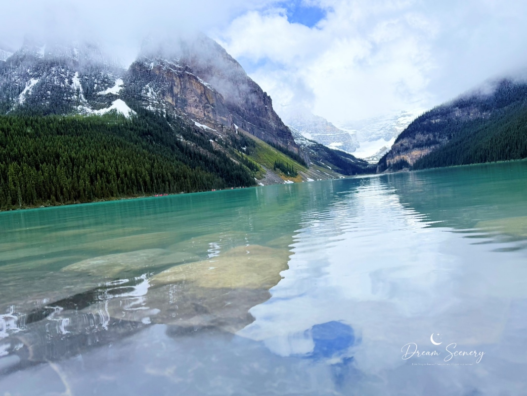 【加拿大-Banff】Fairmont Chateau Lake Louise湖畔散步｜在雪山與湖景之間享受片刻寧靜