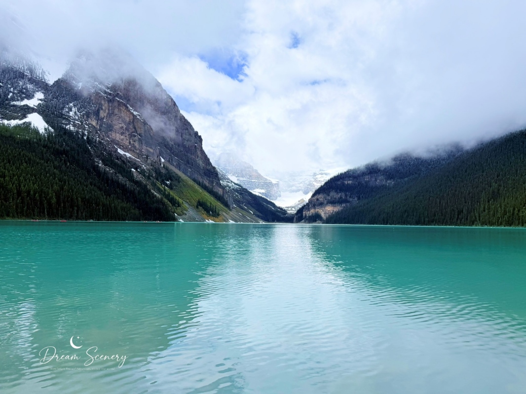 【加拿大-Banff】Fairmont Chateau Lake Louise湖畔散步｜在雪山與湖景之間享受片刻寧靜