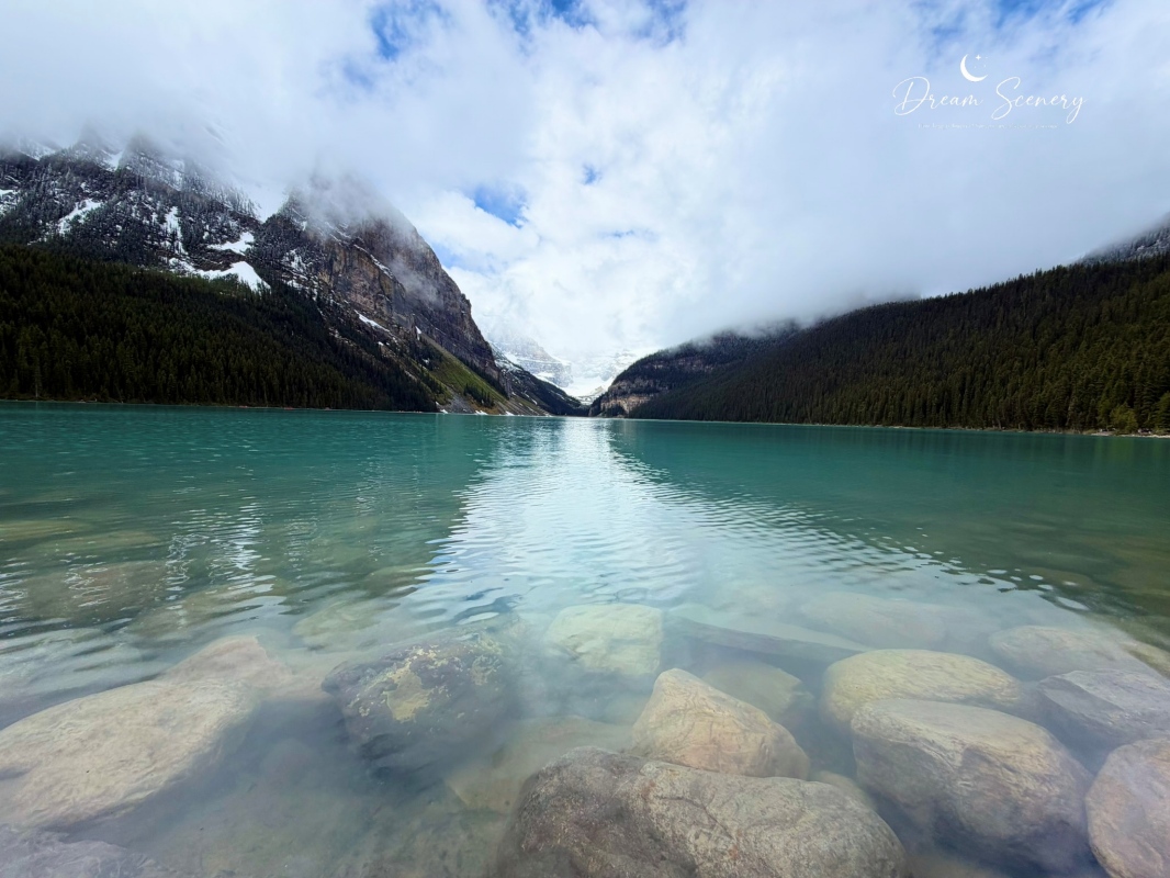 【加拿大-Banff】Fairmont Chateau Lake Louise湖畔散步｜在雪山與湖景之間享受片刻寧靜