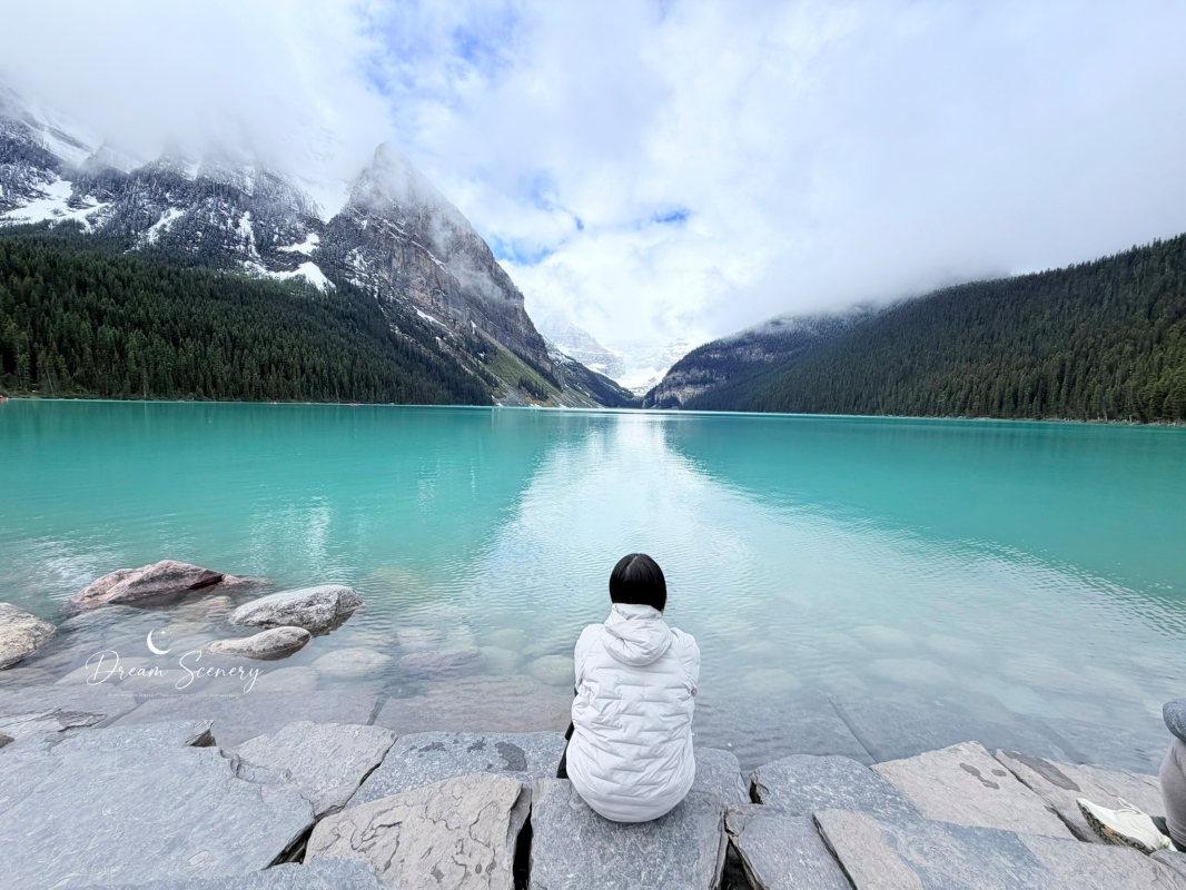 【加拿大-Banff】Fairmont Chateau Lake Louise湖畔散步｜在雪山與湖景之間享受片刻寧靜