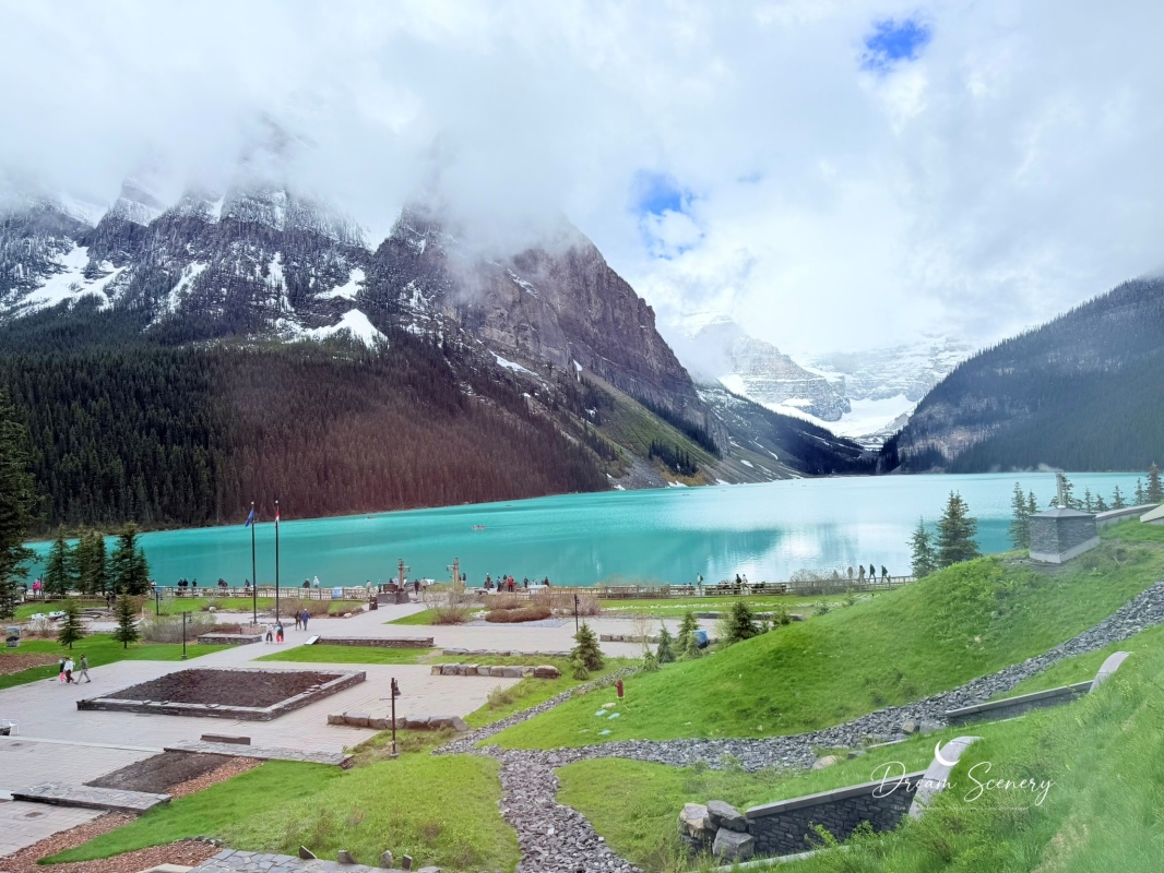 【加拿大-Banff】Fairmont Chateau Lake Louise湖畔散步｜在雪山與湖景之間享受片刻寧靜