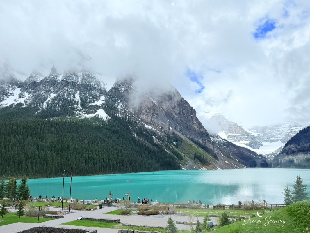 【加拿大-Banff】Fairmont Chateau Lake Louise湖畔散步｜在雪山與湖景之間享受片刻寧靜