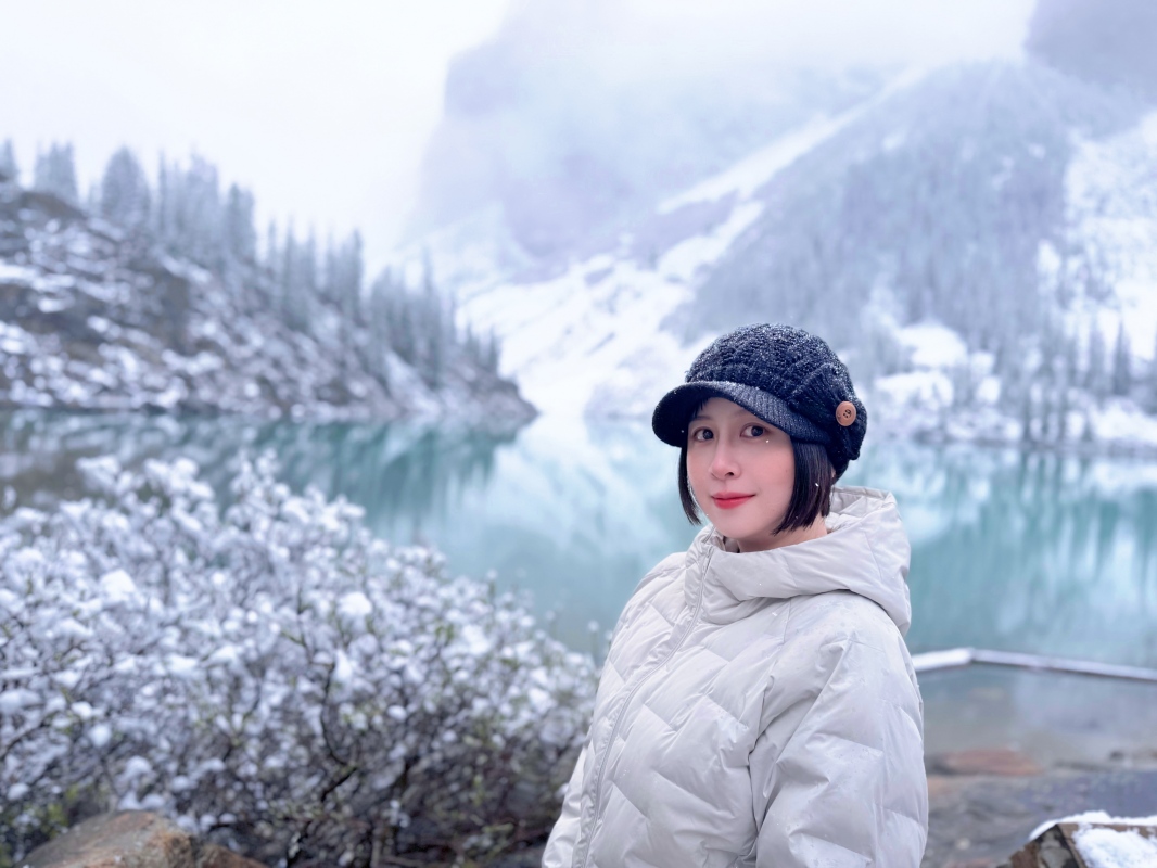 【加拿大-Banff】Moraine Lake夢蓮湖｜夏季遇上大雪與陽光的美麗湖景