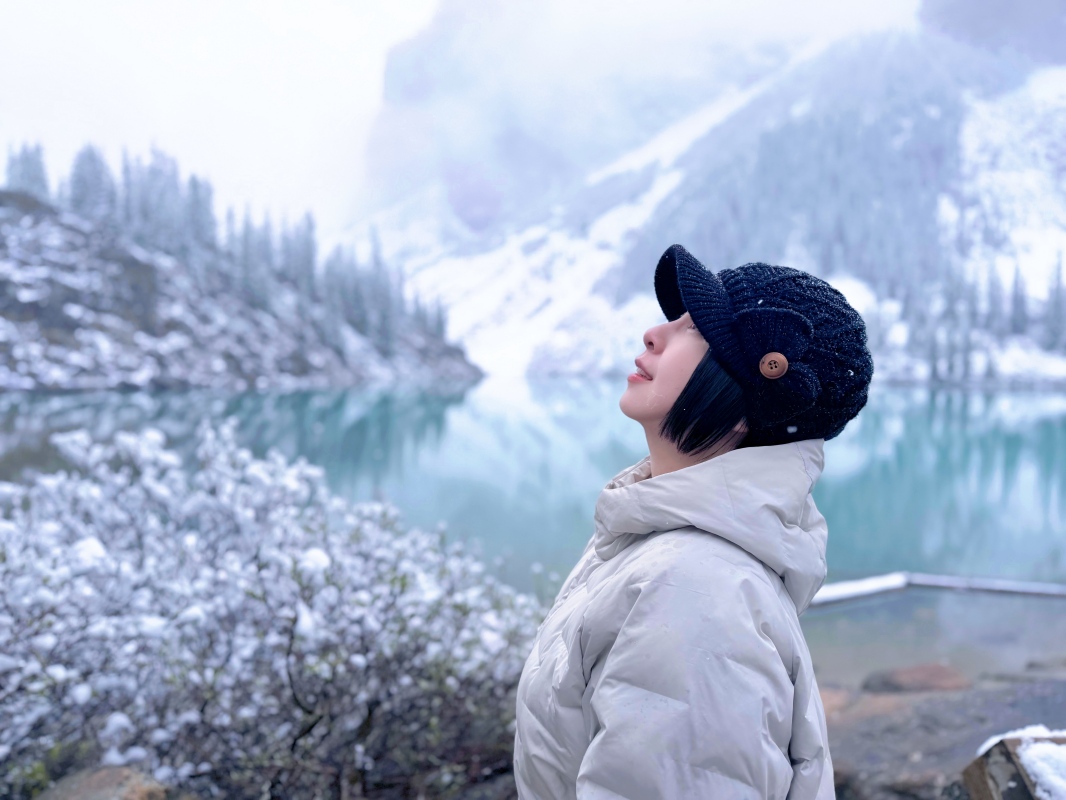 【加拿大-Banff】Moraine Lake夢蓮湖｜夏季遇上大雪與陽光的美麗湖景