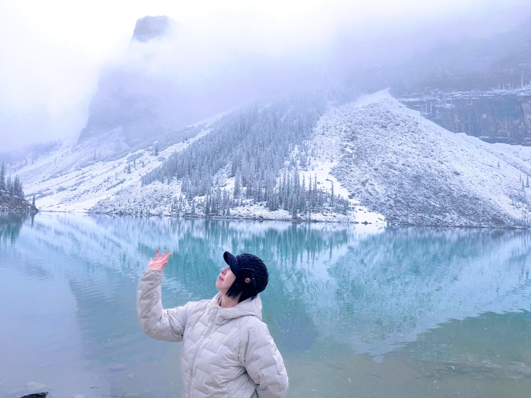 【加拿大-Banff】Moraine Lake夢蓮湖｜夏季遇上大雪與陽光的美麗湖景