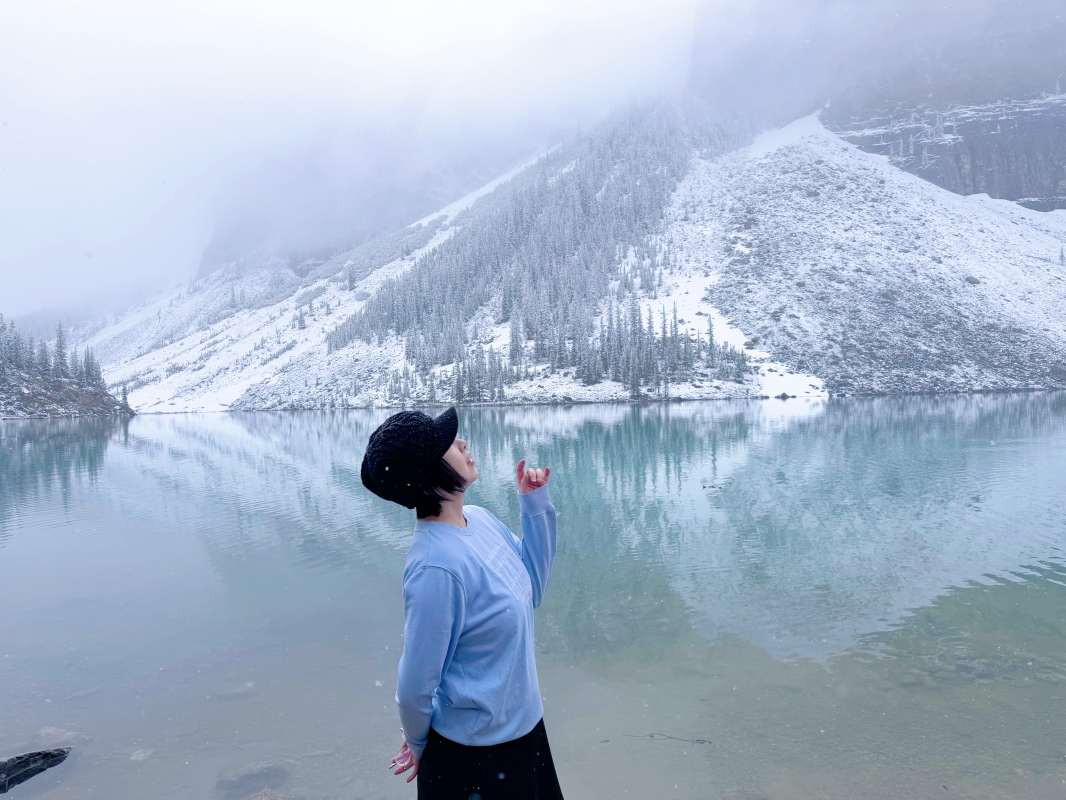 【加拿大-Banff】Moraine Lake夢蓮湖｜夏季遇上大雪與陽光的美麗湖景