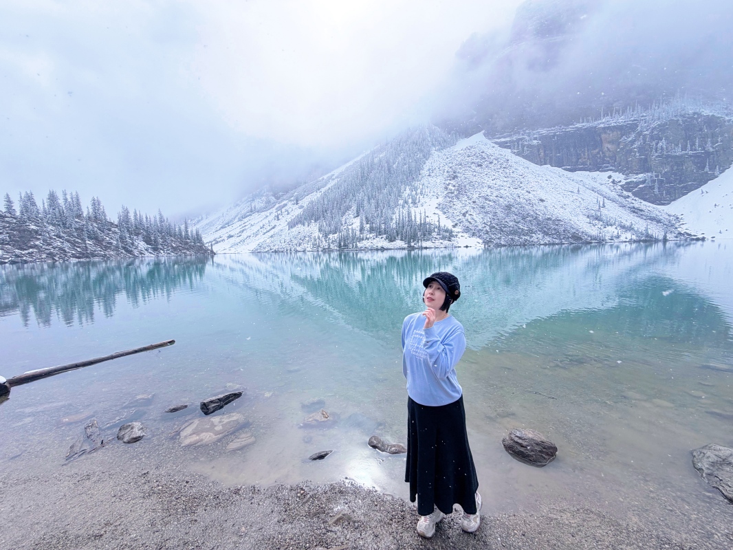 【加拿大-Banff】Moraine Lake夢蓮湖｜夏季遇上大雪與陽光的美麗湖景