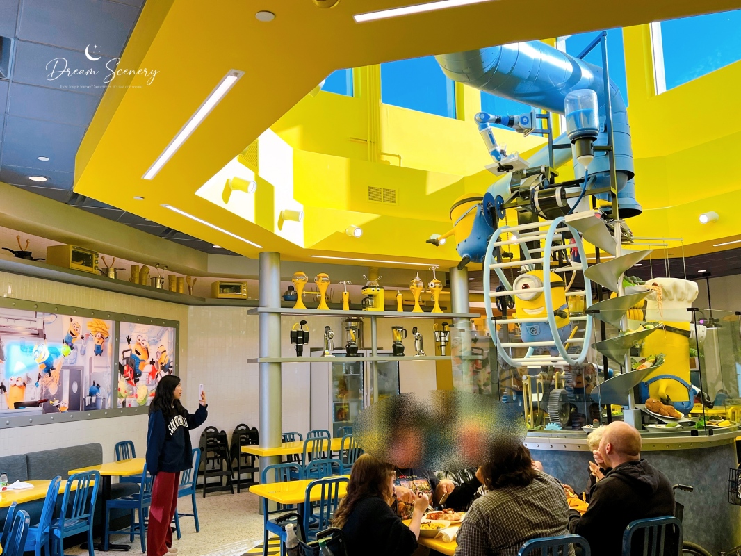 【美國 Florida】Illumination’s Minion Land 小小兵樂園｜MINION CAFE 必吃香蕉甜點、超萌街景一次收藏