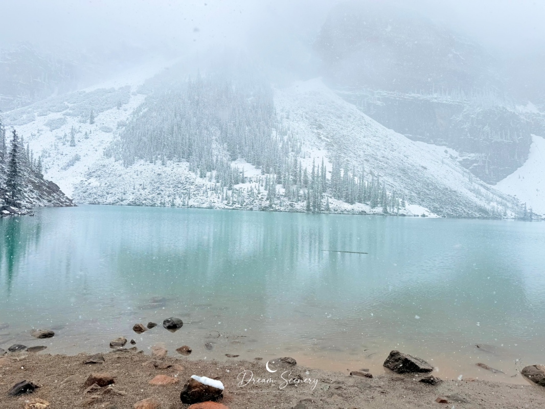 【加拿大-Banff】Moraine Lake夢蓮湖｜夏季遇上大雪與陽光的美麗湖景
