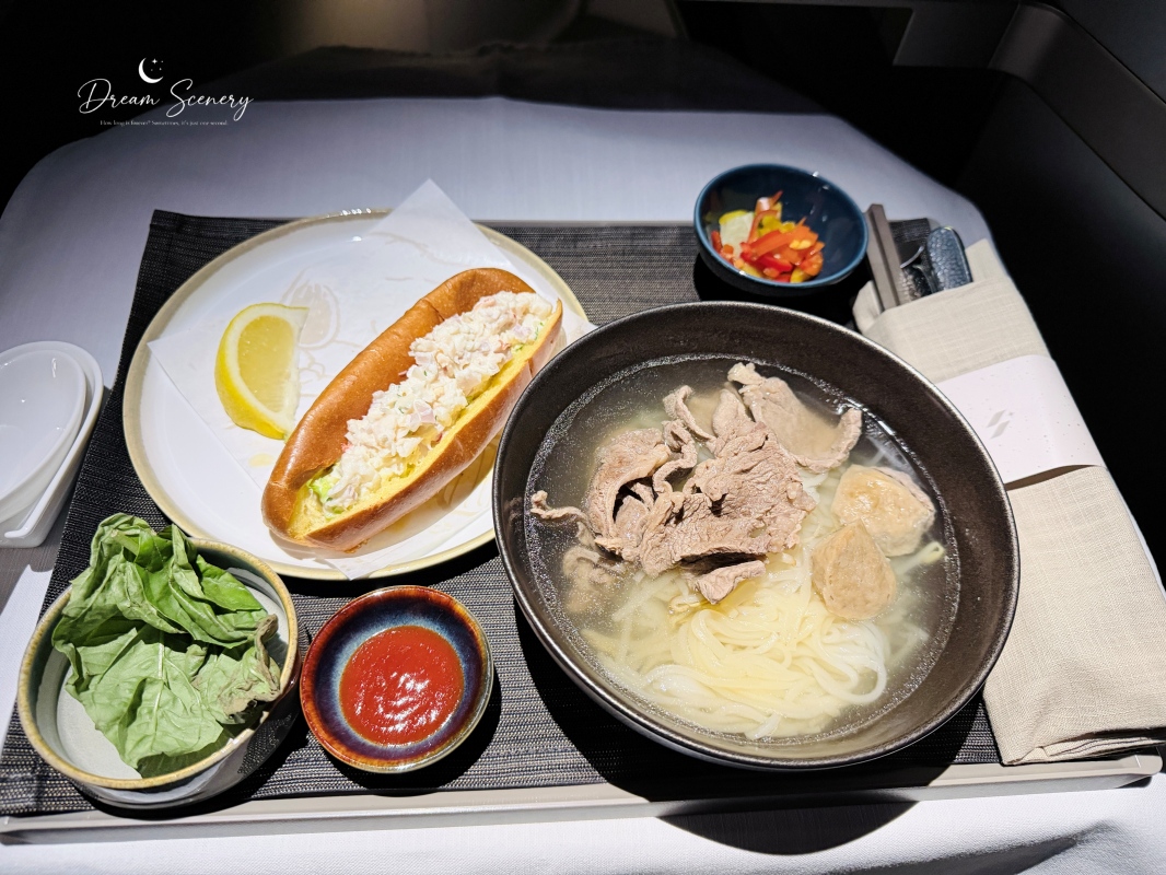 【美國-鳳凰城天港國際機場】STARLUX Airlines 星宇航空商務艙開箱|第一次帶寶寶搭長程飛機,鳳凰城直飛台灣 16 小時完整體驗 - 第24張圖 【美國-鳳凰城天港國際機場】STARLUX Airlines 星宇航空商務艙開箱|第一次帶寶寶搭長程飛機,鳳凰城直飛台灣 16 小時完整體驗